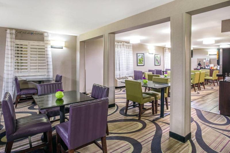 La Quinta Inn & Suites by Wyndham Tucson East - image 28
