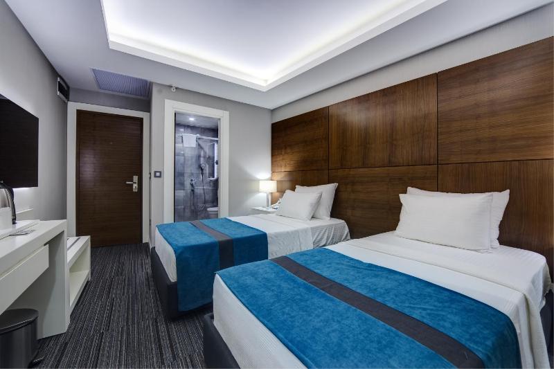 Superior Triple Room image 2