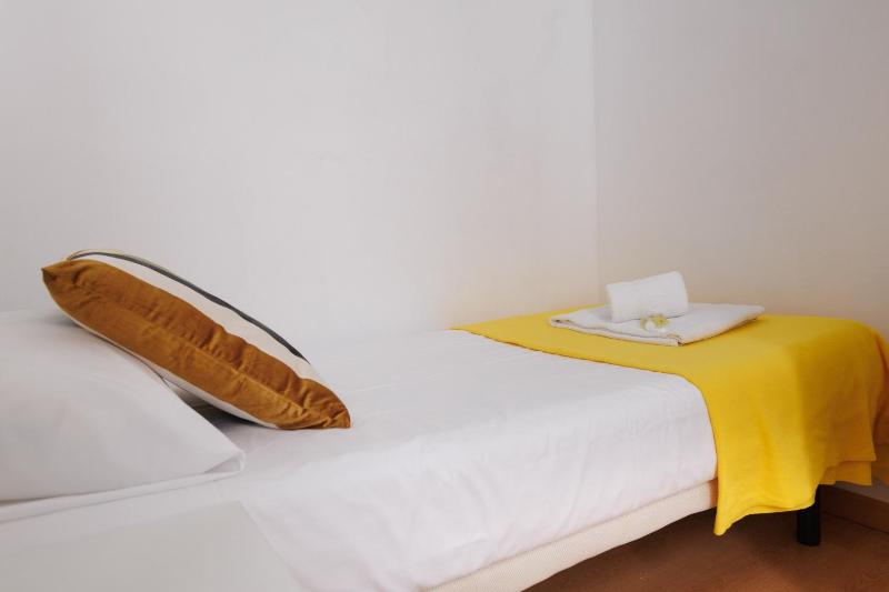 Elegance and Comfort in Barcelona 4Bedroom Apartment in the Most Exclusive Area - image 12