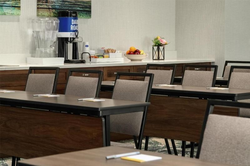 Hampton Inn and Suites by Hilton Tampa Busch Gardens Area - image 37