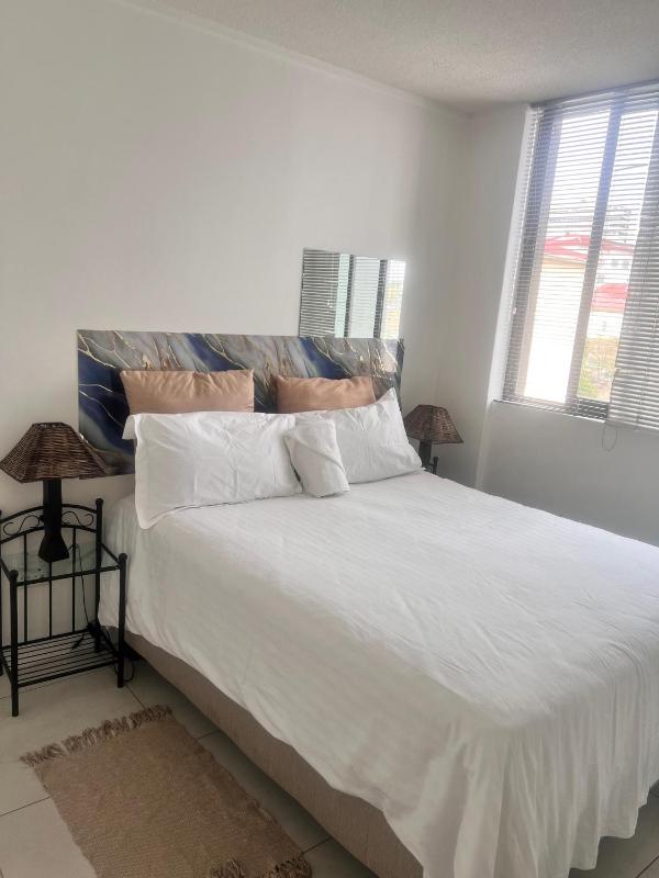 One bedroom self-catering apartment at CITY JUNCTION - image 2