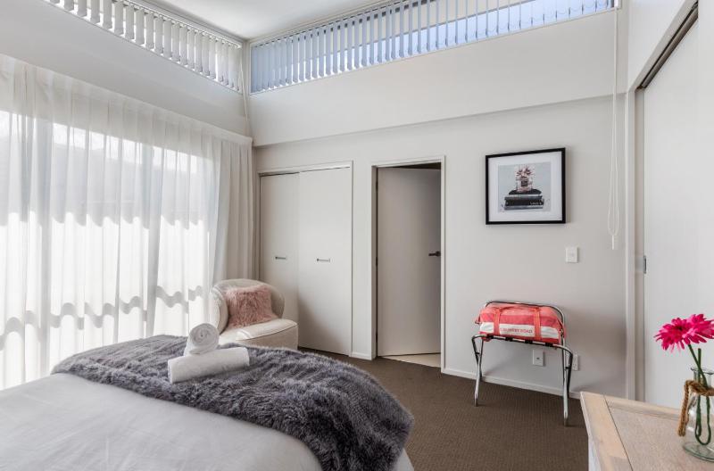 Stylish Riverside Retreat with a Spa - image 28