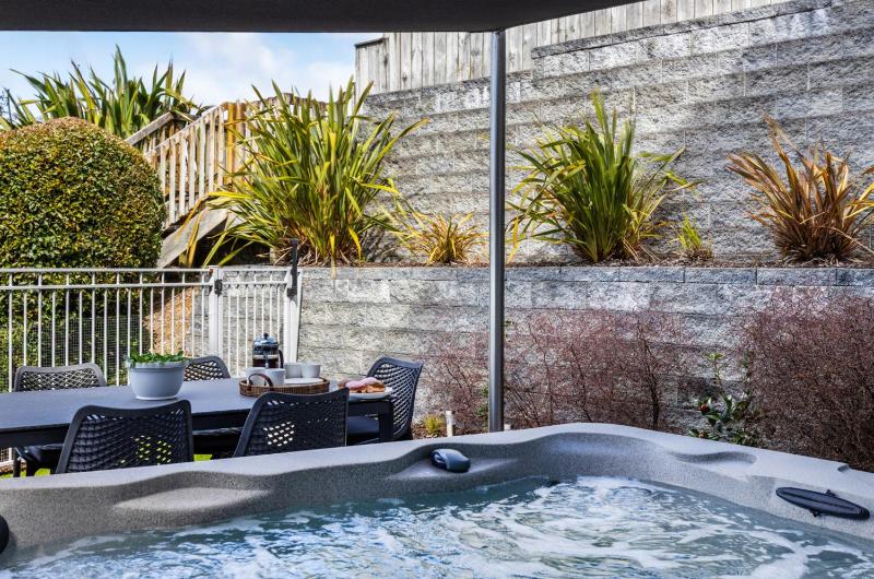 Stylish Riverside Retreat with a Spa - image 5