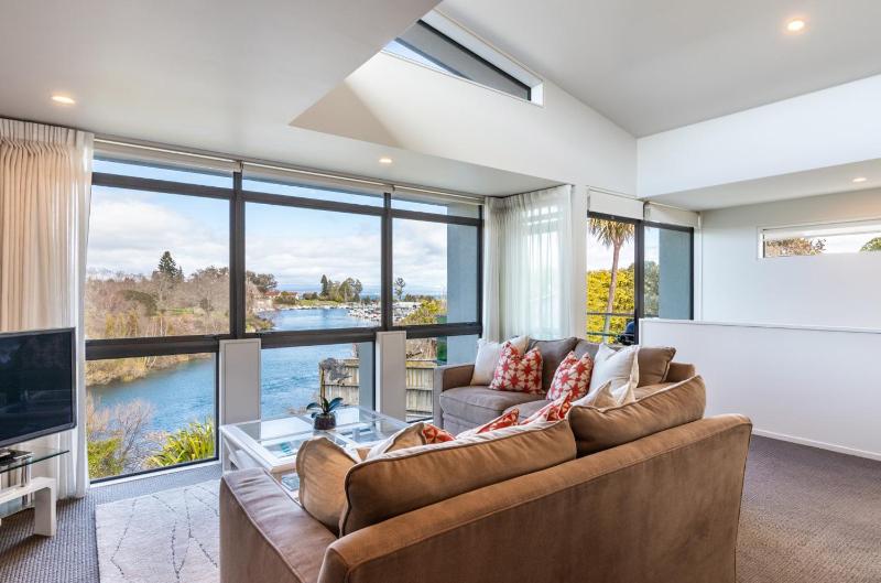 Stylish Riverside Retreat with a Spa - image 9