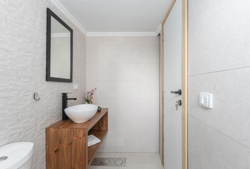 Phenom 1-Bedroom Apartment in Mar Mikhael - image 6