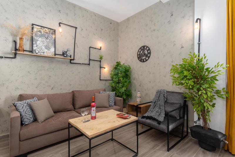 Phenom 1-Bedroom Apartment in Mar Mikhael - image 1