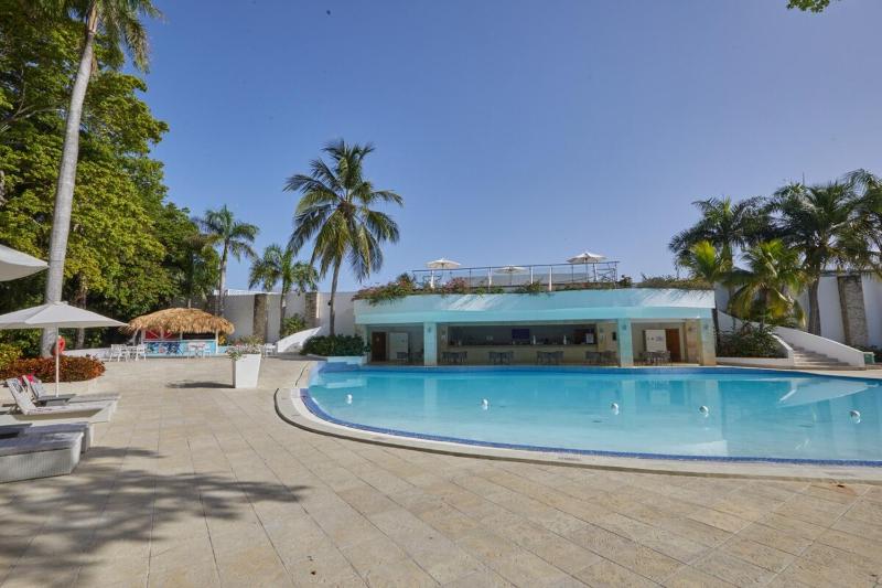 Modern Escape with Pool & Beach - image 2
