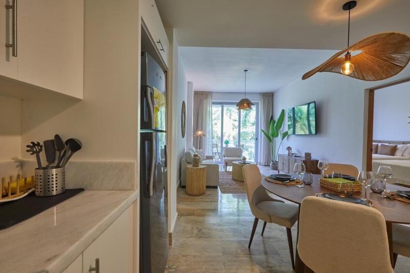 Modern Escape with Pool & Beach - image 9