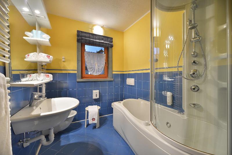 Superior Double Room with Balcony and Mountain View image 4