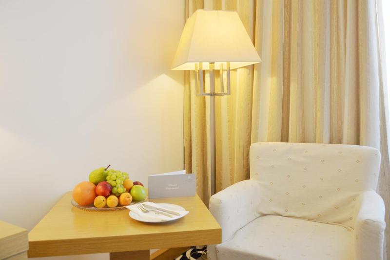 Standard Twin Room image 4