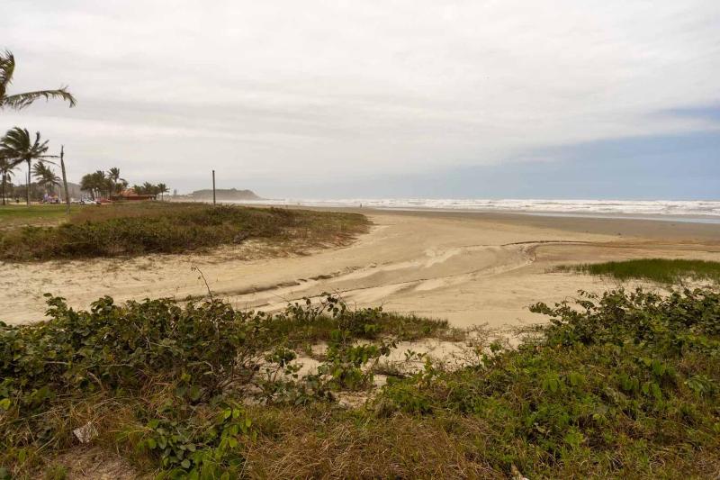 Casa com Area Gourmet e Quintal a 200 m da Praia - image 30