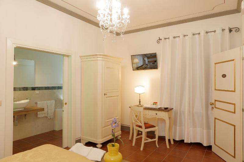 Double Room with Private Bathroom image 2