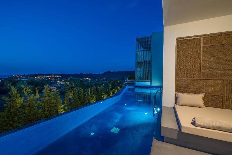 Junior Suite Swim up heated pool image 4