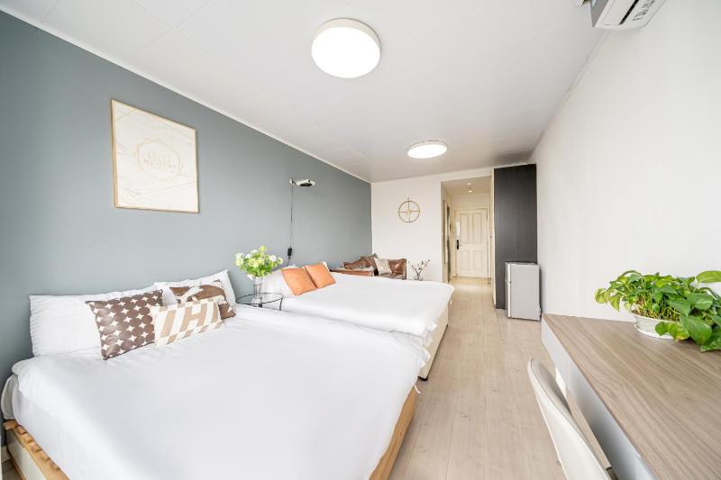XinChen - Paris Fashion City Landmark view 2 Queen Beds Flat - image 3