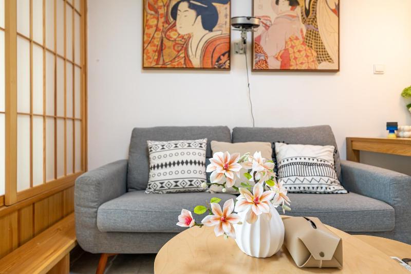 XuRi - East-Aesthetic Downtown Dwelling with Multi-Guest Capacity - image 6