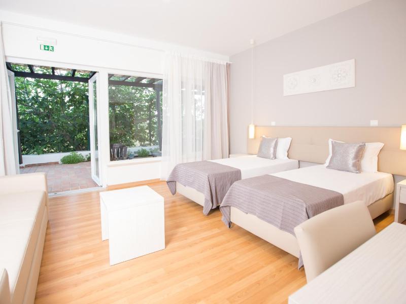 Superior Twin Room image 3