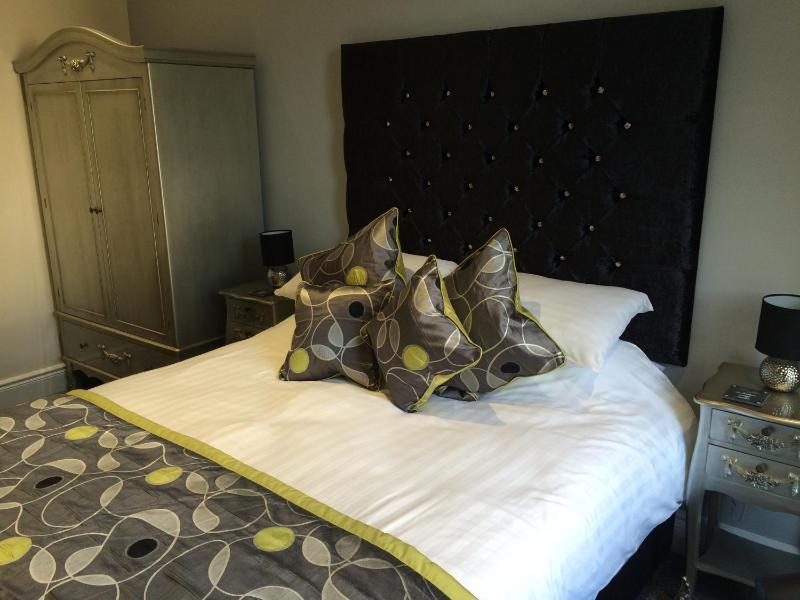Deluxe King Room image 2