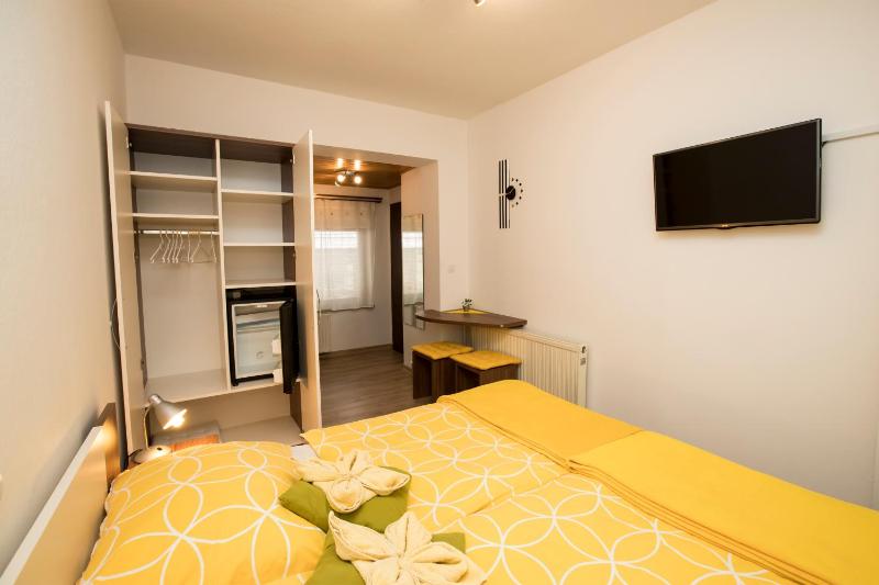 Double Room image 3