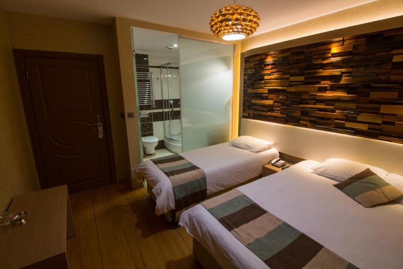 Deluxe Triple Room image 2