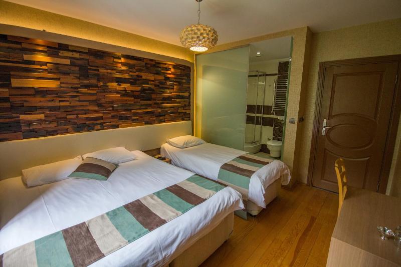 Deluxe Triple Room image 3