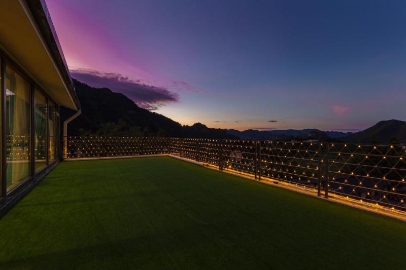 Zhangjiajie Cloudscape Lodge-English Services-Near the Ticket Gate - image 9