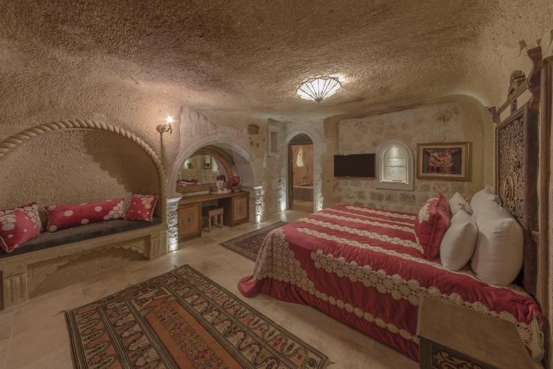 Deluxe Cave Room image 2