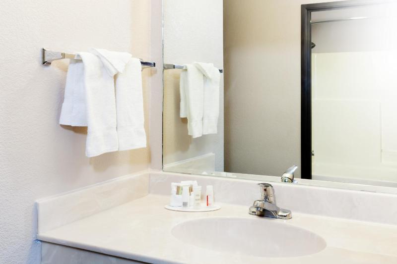 Deluxe Queen Room - Mobility Access/Non-Smoking image 3