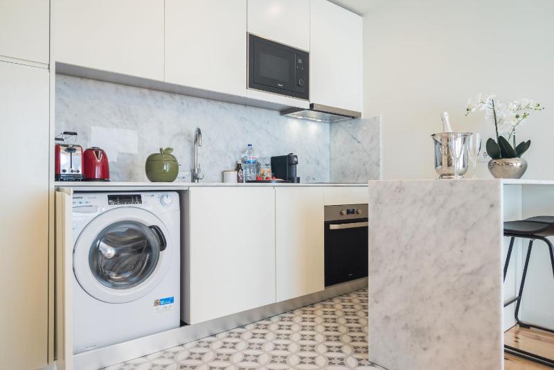 Luxury Style 3 with AC Downtown Porto near Metro - image 12