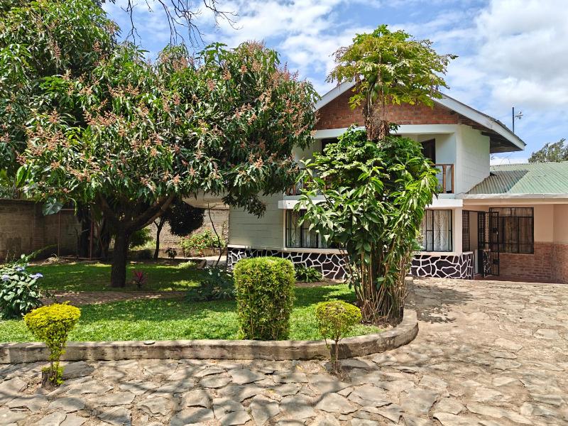 Arusha Garden Home - Antique Villa - image 6