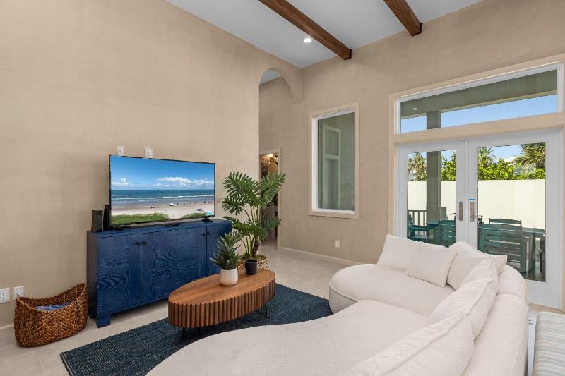 Nomad House at The Shores home - image 2