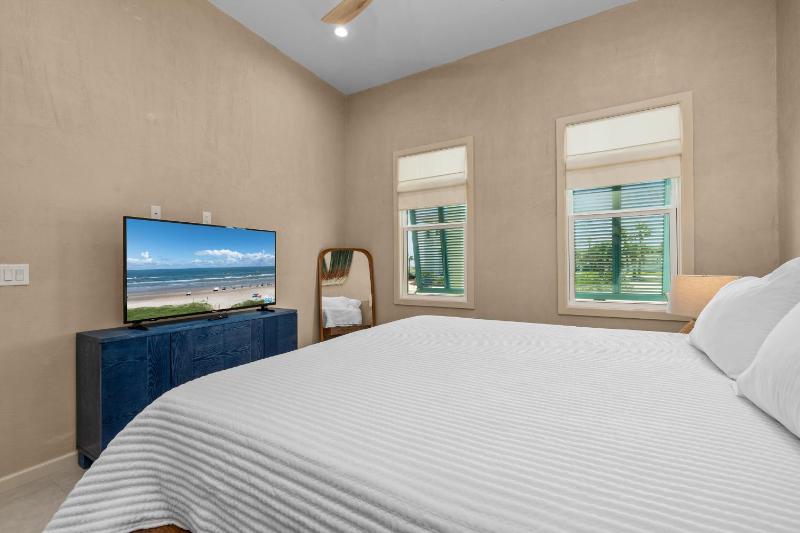 Nomad House at The Shores home - image 14