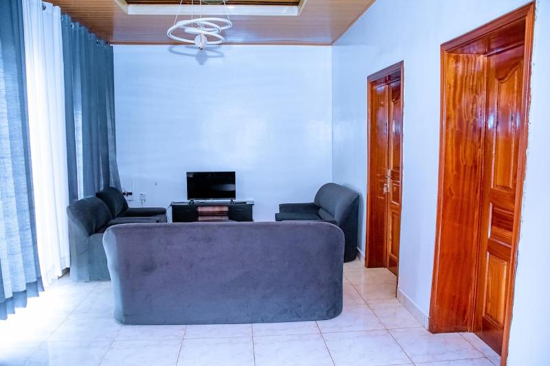 Comfortable bedroom with bathroom in town - image 4