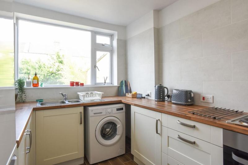 Centrally Located 3Bed Family Home - image 4