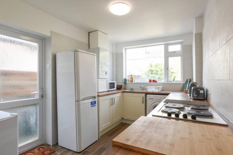 Centrally Located 3Bed Family Home - image 7