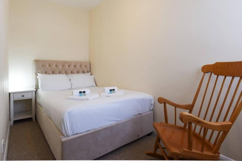 Centrally Located 3Bed Family Home - image 5