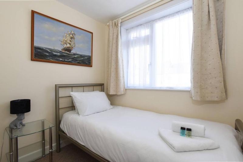 Centrally Located 3Bed Family Home - image 38
