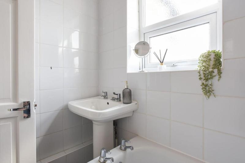 Centrally Located 3Bed Family Home - image 2