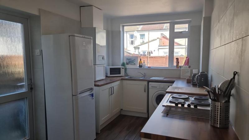 Centrally Located 3Bed Family Home - image 11