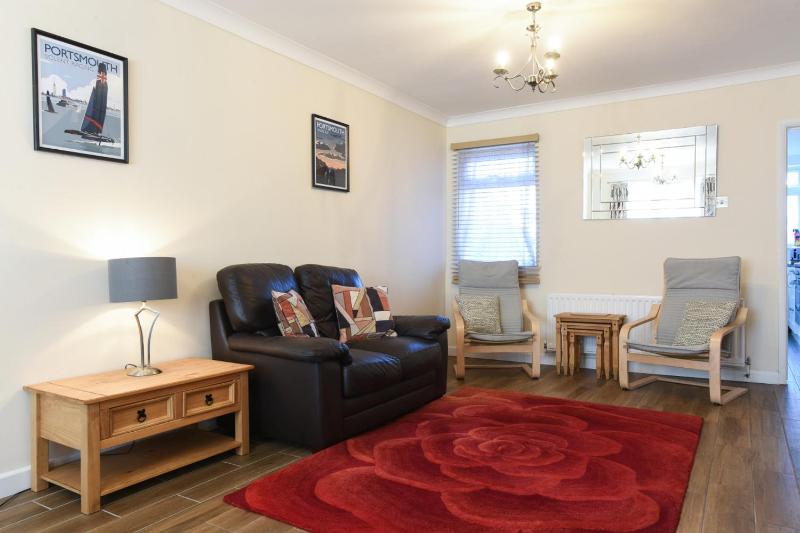 Centrally Located 3Bed Family Home - image 1