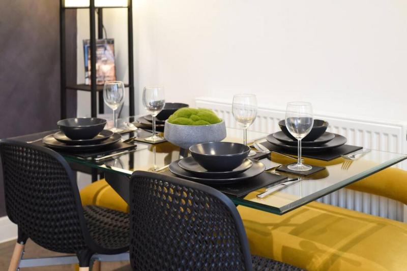 Fancy Staying in a Prison? Sleeps7 2Bath w/parking - image 17