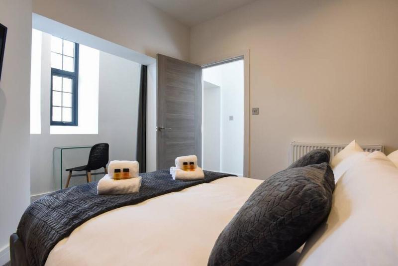 Fancy Staying in a Prison? Sleeps7 2Bath w/parking - image 8