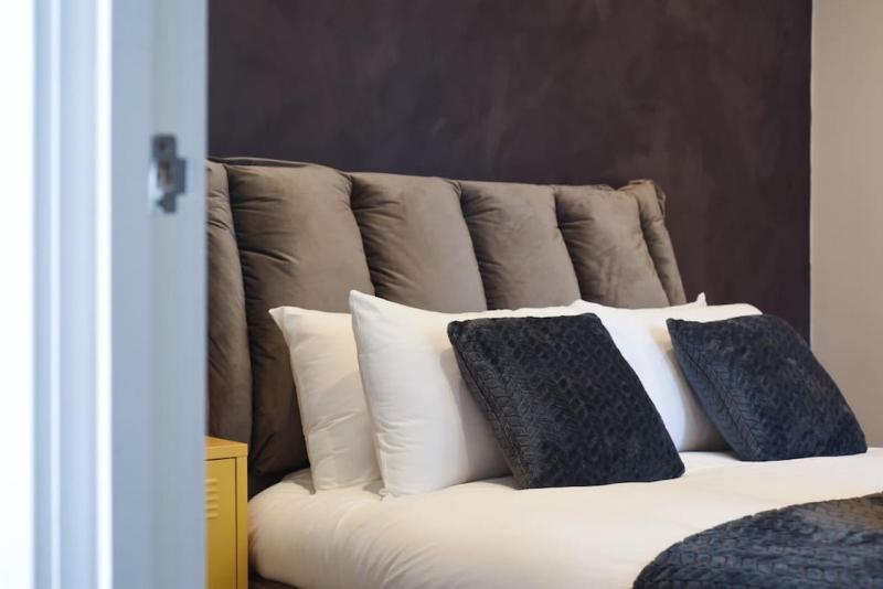 Fancy Staying in a Prison? Sleeps7 2Bath w/parking - image 21
