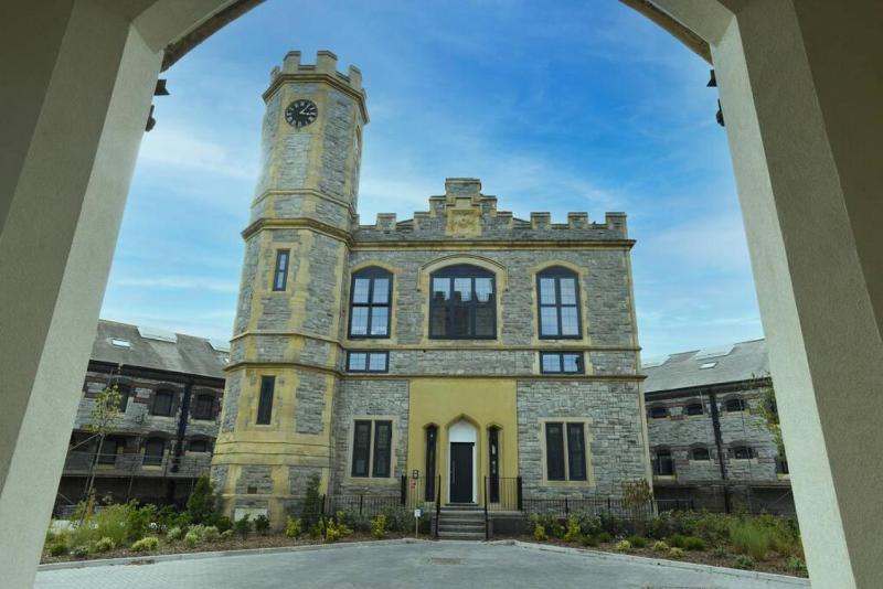 Fancy Staying in a Prison? Sleeps7 2Bath w/parking - image 38