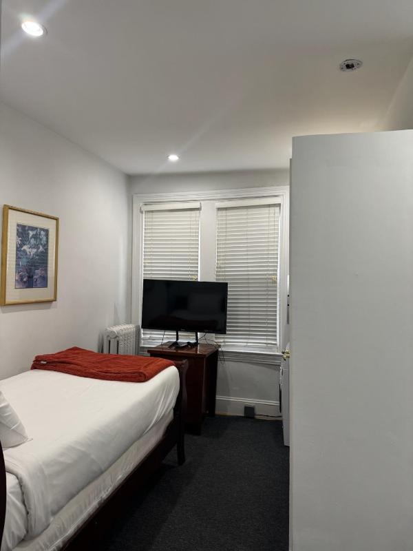 Gorgeous Refurbished 1Bdrm and 1Den Home - image 4