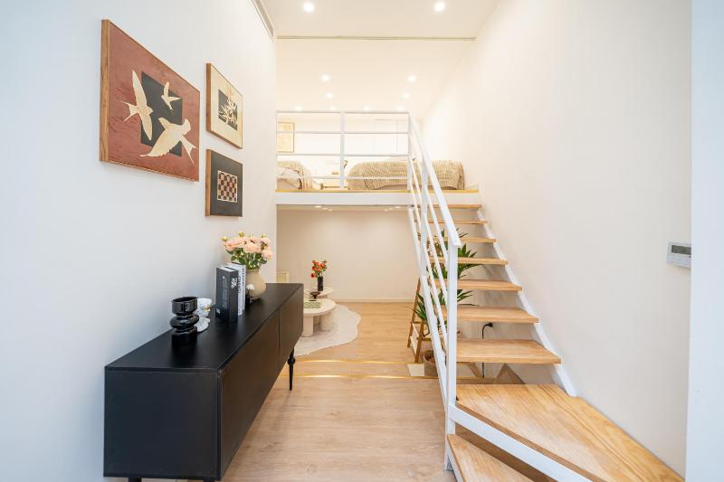 TianFeng - High-Ceiling Loft with Dining Area - image 13