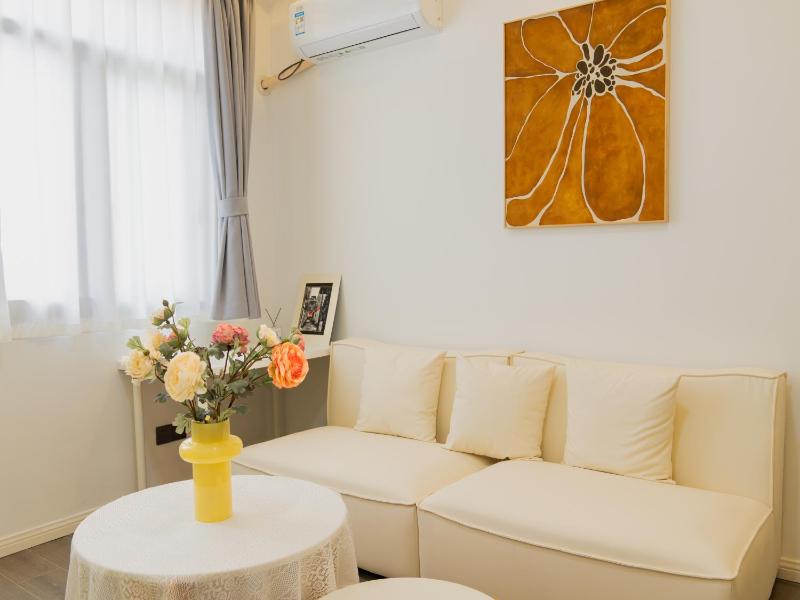 Jadeite - Sunlit Spacious with Skylight & Lounge Area - image 8