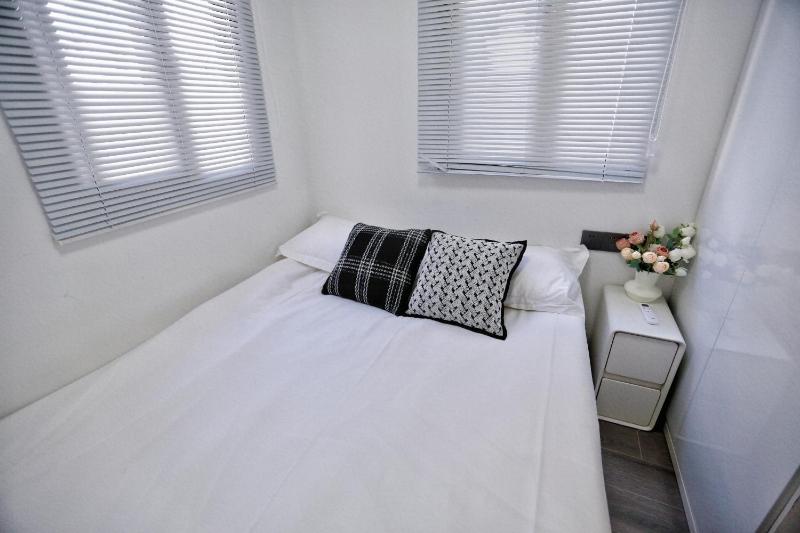 Jadeite - Sunlit Spacious with Skylight & Lounge Area - image 11