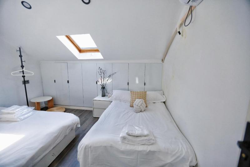 Jadeite - Sunlit Spacious with Skylight & Lounge Area - image 3