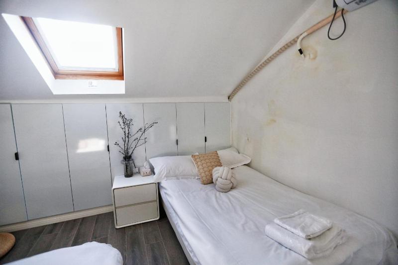 Jadeite - Sunlit Spacious with Skylight & Lounge Area - image 5