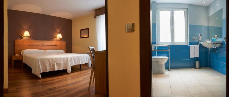 Standard Triple Room image 2